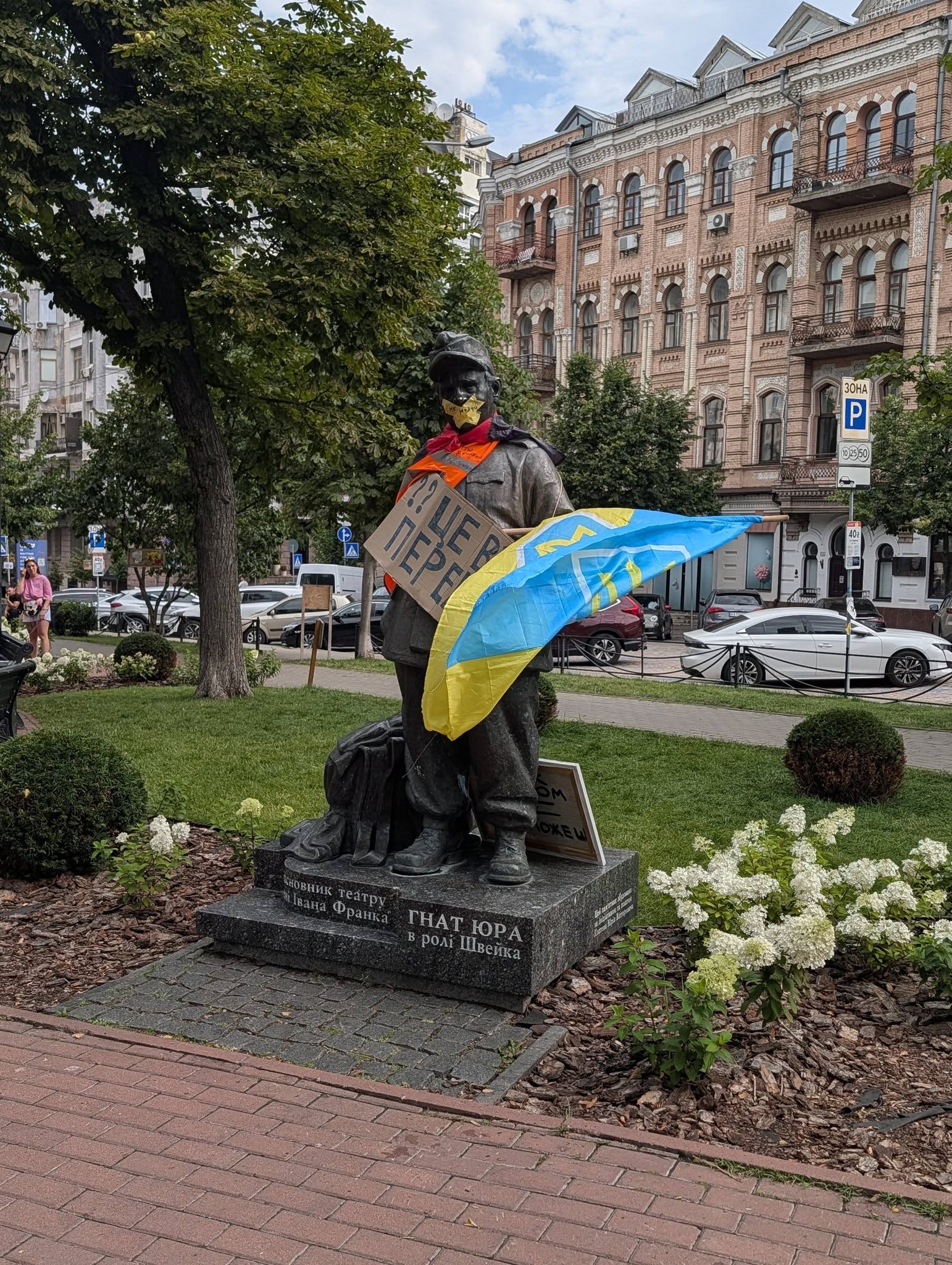 Пам'ятник Гната Юри у ролі Швейка не залишився без уваги мітингувальників