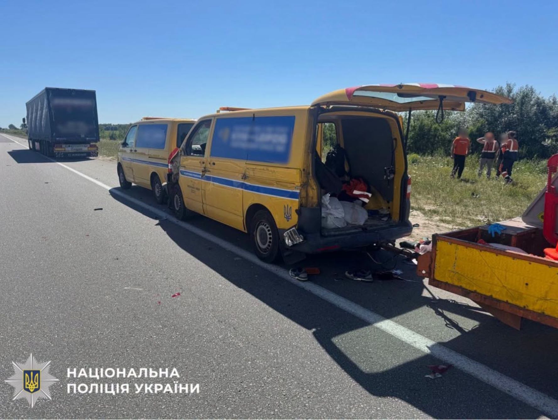 Після наїзду на пішохода фура протаранила два легковики Volkswagen, які перебували на узбіччі