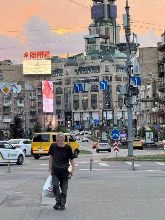 Після нападу на жінку чоловіка знову помітили на тій самій зупинці: він укотре налякав одну з пасажирок, яка чекала на свій транспорт