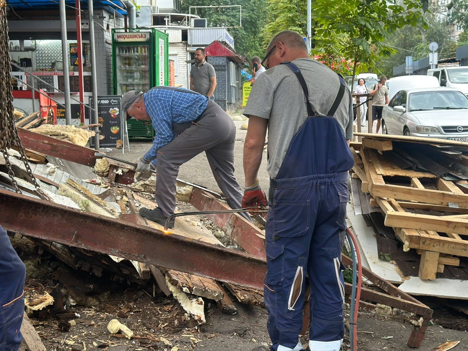 Силами столичних служб благоустрою та Департаменту територіального контролю міста Києва споруду остаточно демонтували