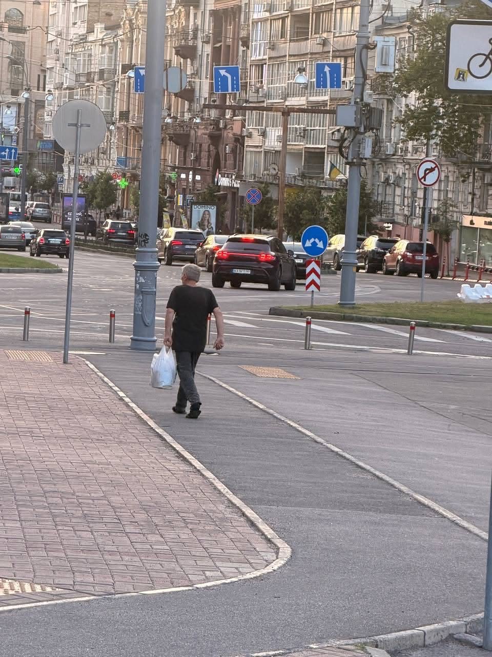 Чоловік, який напав на жінку на зупинці громадського транспорту у Печерському районі