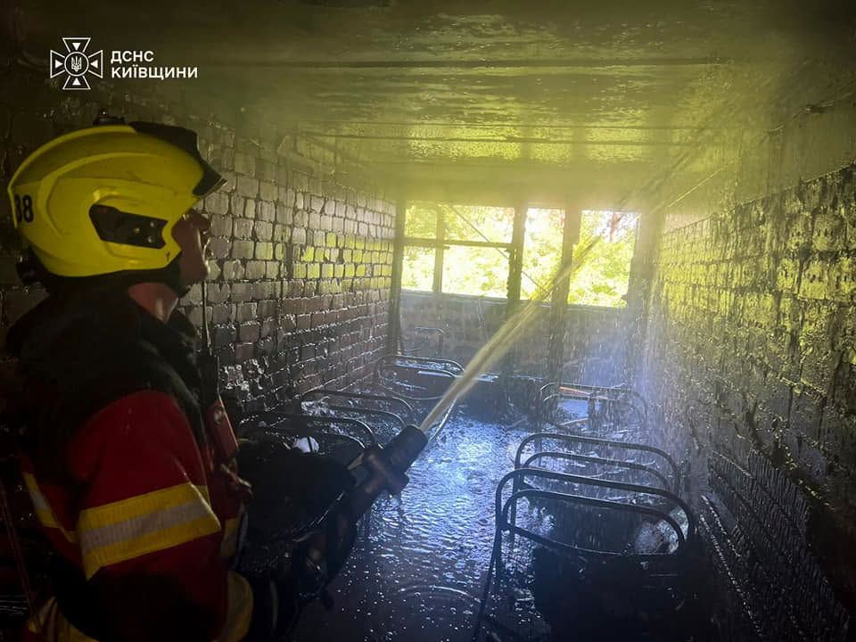 Знищена вогнем кімната для відпочинку
