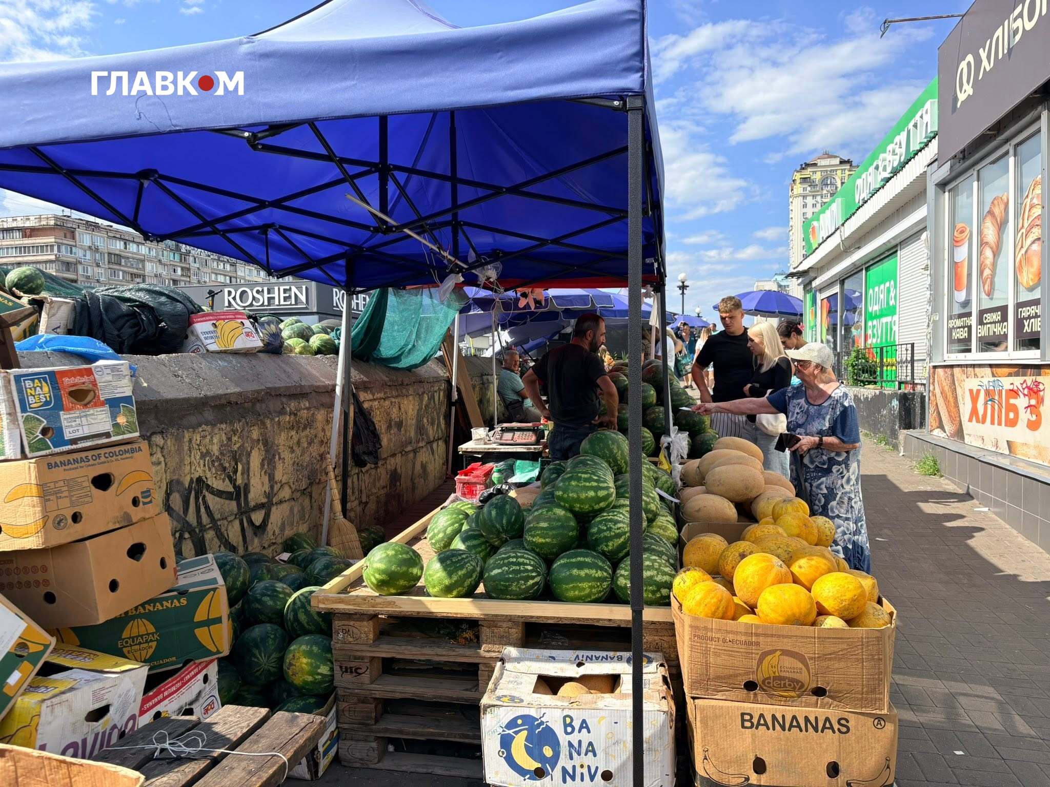 На ринку вже з'явилися палатки, де продають лише кавуни та дині 