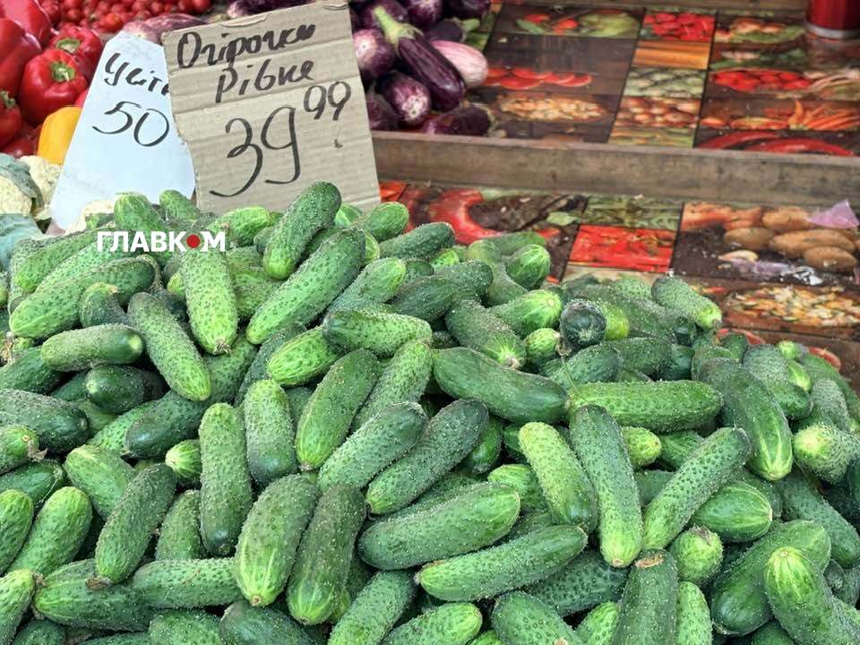 Сезон консервації у розпалі: скільки коштують огірки на столичному ринку фото 1
