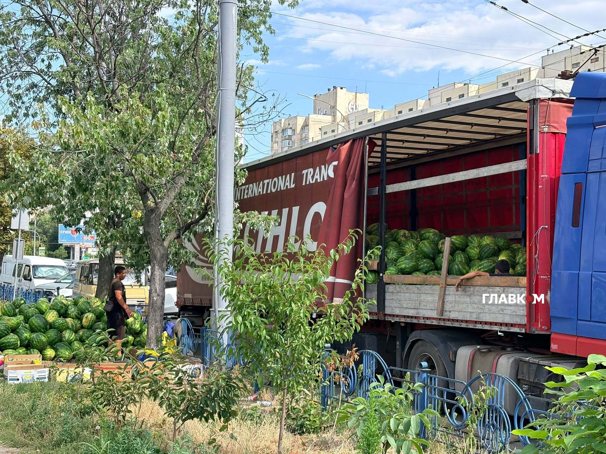 Працівники розвантажують фуру з кавунами