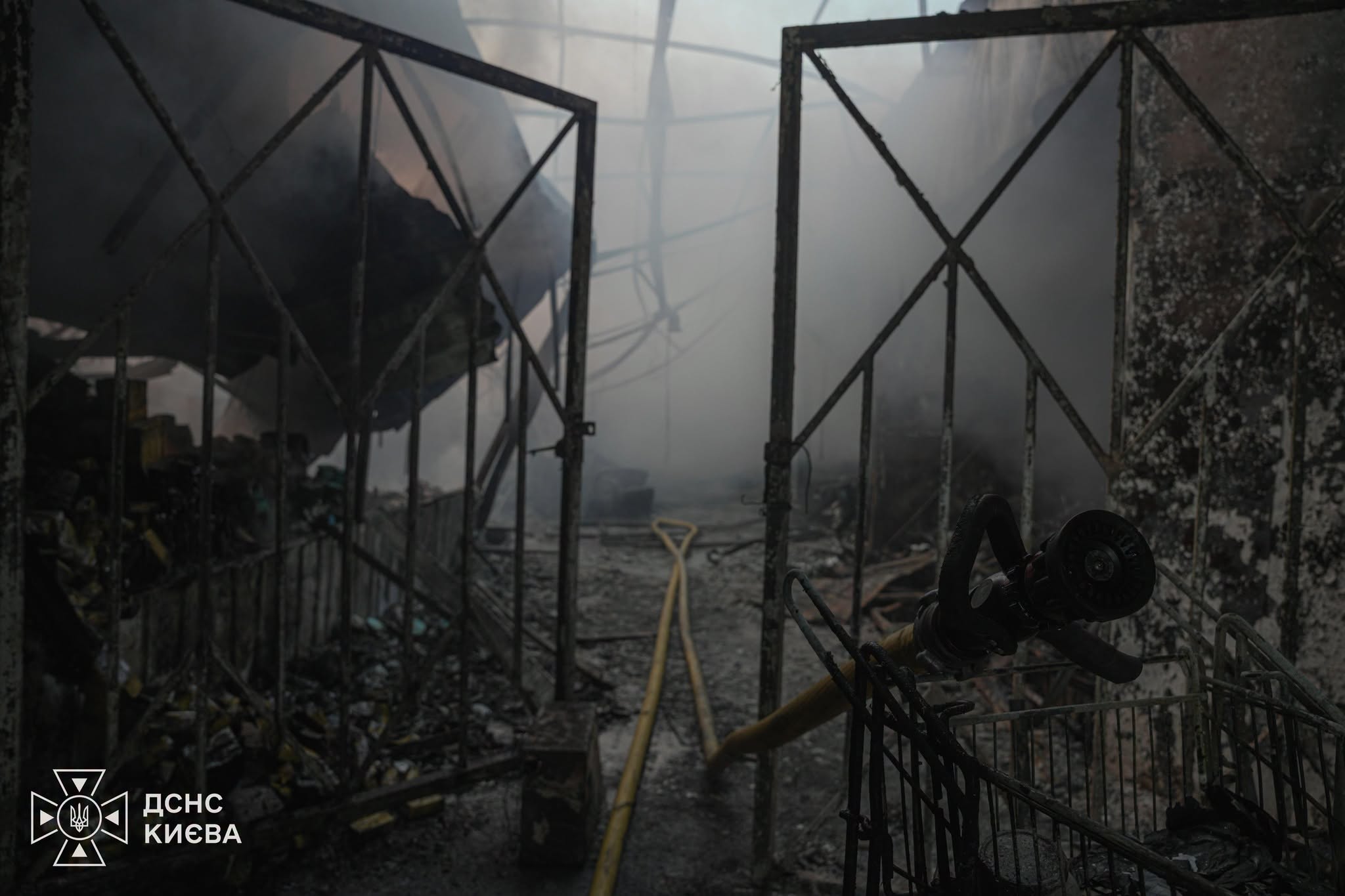 Попелище на місці торговельних рядів: унаслідок удару повністю знищено майно підприємців