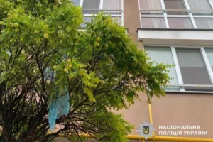 На Обухівщині підлітки скинули з вікна пакет із водою, який влучив у візок із немовлям