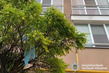 На Обухівщині підлітки скинули з вікна пакет із водою, який влучив у візок із немовлям