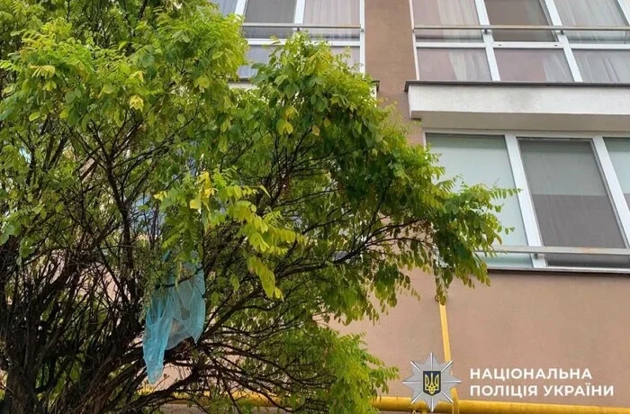 На Обухівщині підлітки скинули з вікна пакет із водою, який влучив у візок із немовлям