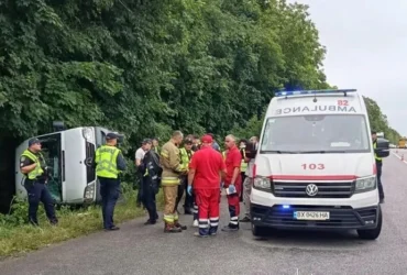 На Хмельниччині перекинувся пасажирський автобус: є потерпілі