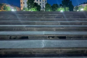 У Чернівцях для ремонту сходів на площі використали надгробки: що кажуть у мерії