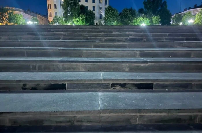 У Чернівцях для ремонту сходів на площі використали надгробки: що кажуть у мерії