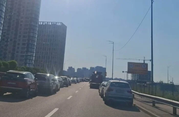 Столичні інспектори відправили на штрафмайданчик одразу 17 автівок: де працював евакуатор