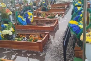 У Тернополі на кладовищі затопило могили військових (фото)