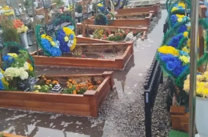 У Тернополі на кладовищі затопило могили військових (фото)