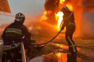 Дрон РФ атакував підприємство у Запоріжжі: палають приміщення, є поранений