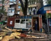 У Києві демонтовано кіоск, посеред якого росло величезне дерево (фото)