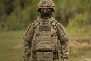 Захисниці отримали перші жіночі бронежилети: Міноборони розкрило деталі