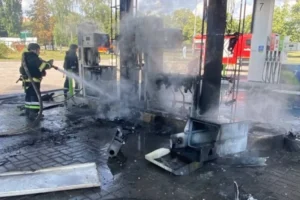 У Харкові дрон РФ влучив в АЗС: виникла пожежа, є постраждалі