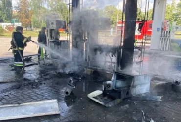 У Харкові дрон РФ влучив в АЗС: виникла пожежа, є постраждалі