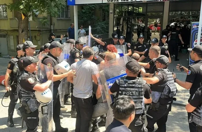 Гра на руку Кремлю: у Туреччині тисячі вийшли на марш проти НАТО (фото)