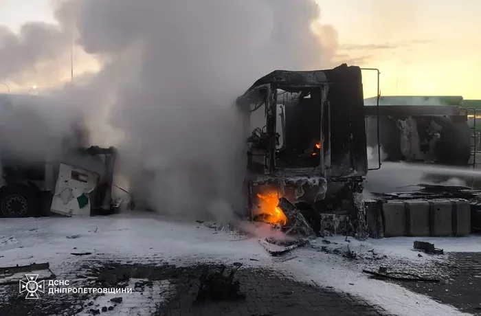 Удар по АЗС на Дніпропетровщині: рятувальники показали наслідки