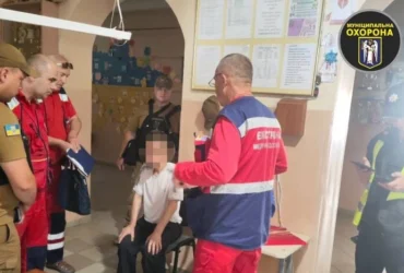 У київському ліцеї затримано чоловіка з ножем: деталі інциденту