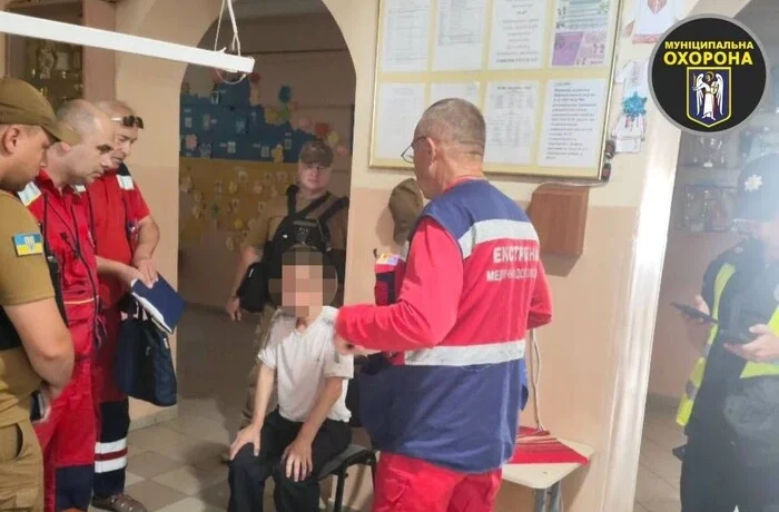 У київському ліцеї затримано чоловіка з ножем: деталі інциденту