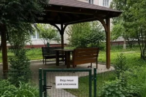 «Вхід лише для власників»: альтанка під замком у київському дворі збурила мережу