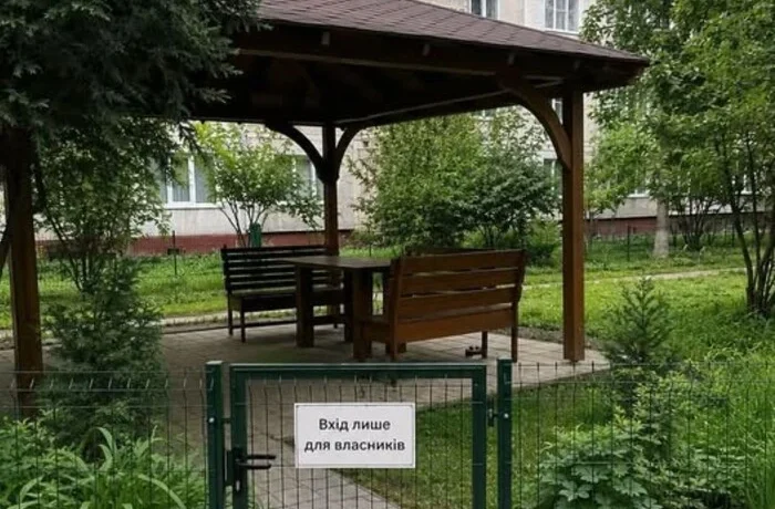 «Вхід лише для власників»: альтанка під замком у київському дворі збурила мережу