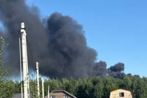 Густий чорний дим накрив Підмосков’я через масштабну пожежу (відео)