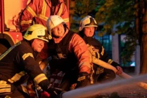 Понад 10 вибухів і пожежі: Росія масовано вдарила по Києву балістикою