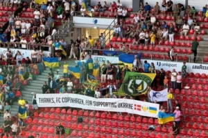 Вболівальники «Полісся» вивісили банер із подякою «Копенгагену» за підтримку України