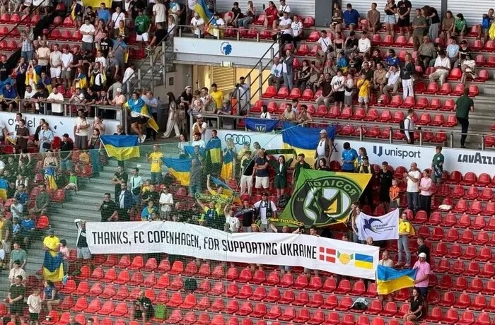 Вболівальники «Полісся» вивісили банер із подякою «Копенгагену» за підтримку України