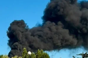 У Павлограді через атаку РФ спалахнув торговельний комплекс: є поранений