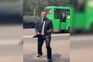 Ексбоєць «Азова» закидав помідорами нардепа Тищенка (відео)