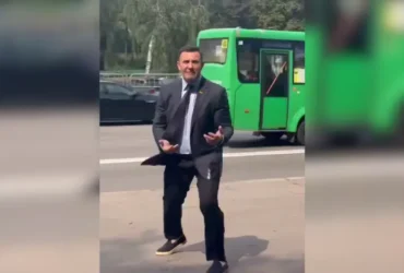 Ексбоєць «Азова» закидав помідорами нардепа Тищенка (відео)