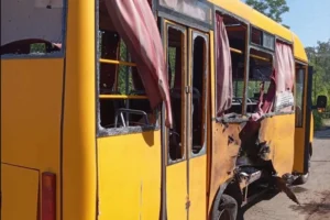 Росіяни вдарили по автобусу у Слов’янську, дві жінки постраждали