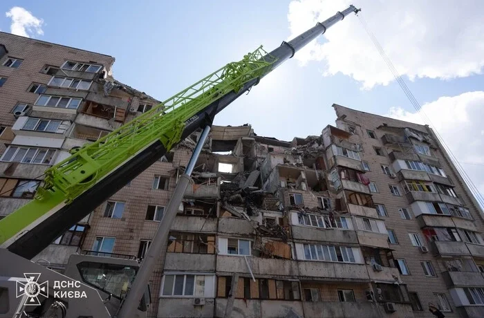 До 10 людей можуть залишатися під завалами будинку в Києві – ДСНС
