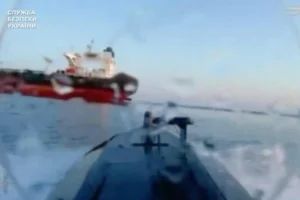 СБУ уразила танкер тіньового флоту РФ у Чорному морі (відео)