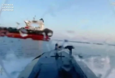 СБУ уразила танкер тіньового флоту РФ у Чорному морі (відео)