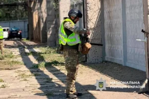 В одному з районів Києва вилучено уламки ракети з нерозірваними суббоєприпасами (фото)