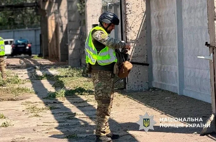 В одному з районів Києва вилучено уламки ракети з нерозірваними суббоєприпасами (фото)