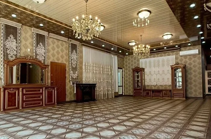 «Дворецький у комплекті?»: під Києвом за $780 тис. продається 11-кімнатний маєток