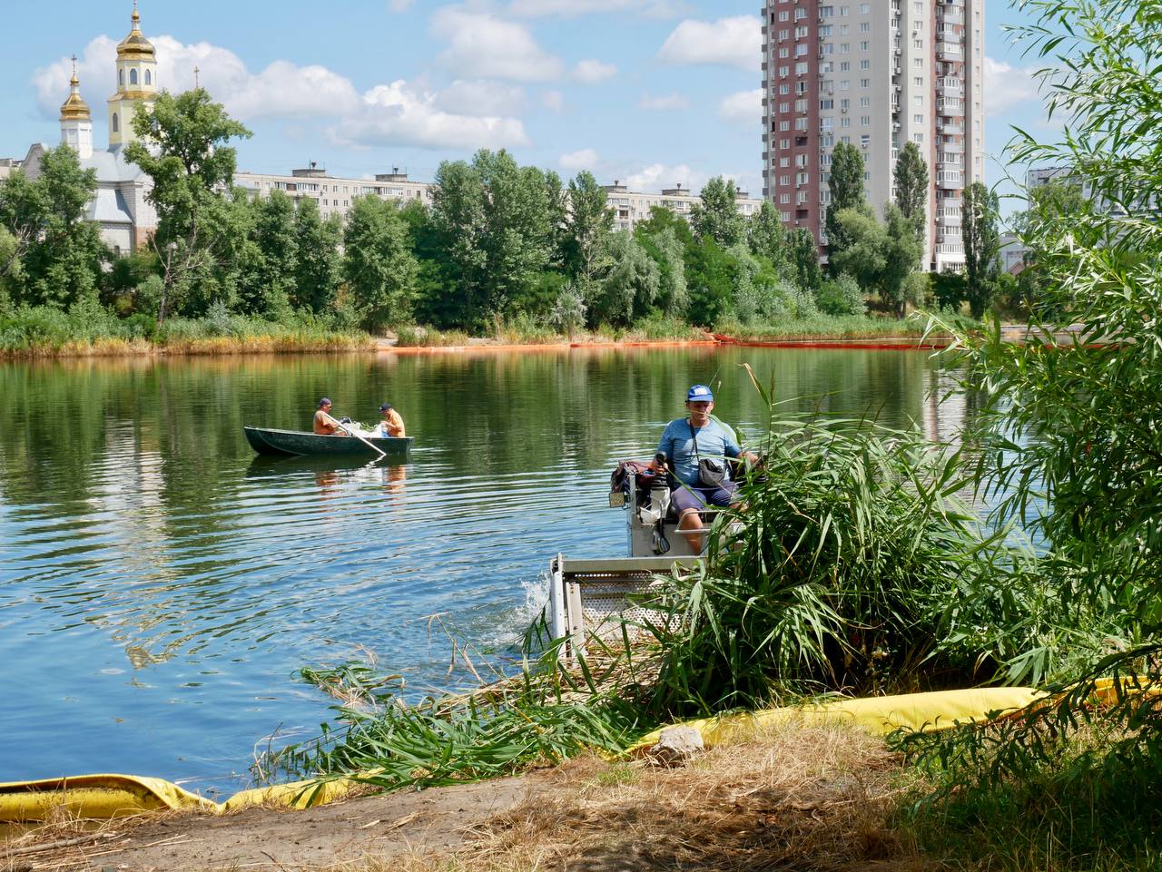 Очищення Кирилівського озера після атаки РФ: що зроблено за чотири тижні фото 1