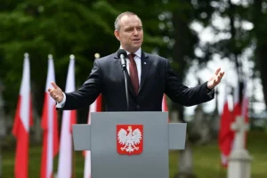 Навроцький закликав парламент заборонити в Польщі червоно-чорний прапор