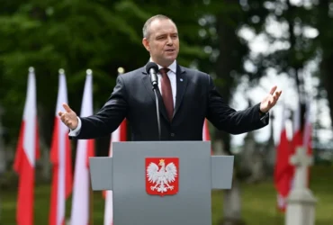 Навроцький закликав парламент заборонити в Польщі червоно-чорний прапор