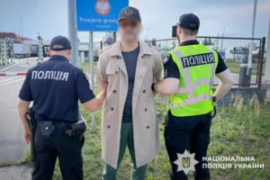 На Хмельниччину екстрадовано експосадовця, засудженого до дев’яти років тюрми