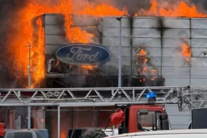 У Варшаві спалахнув автосалон Ford: вогонь охопив десятки авто (фото)