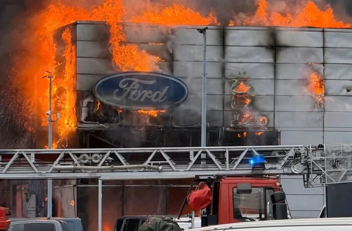 У Варшаві спалахнув автосалон Ford: вогонь охопив десятки авто (фото)